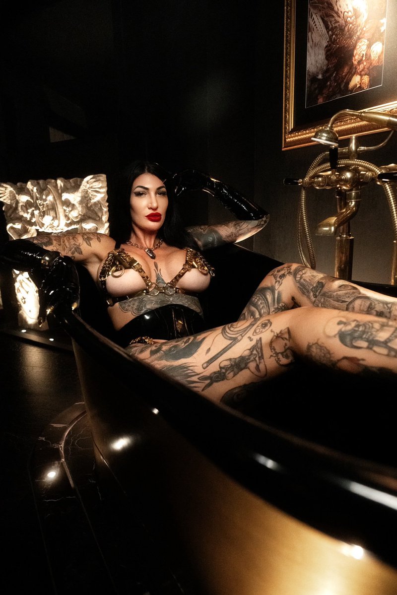 Damazonia_4's tweet photo. I’m a Goddess who loves luxury and devoted slaves at my feet…
If you want to be mine, it starts with a tribute. There’s no other way. 
Send now! 👉https://t.co/FGvEdAZRRX https://t.co/ZdUoi6sGbv