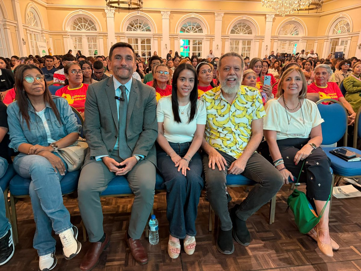 AnaMariaAljure's tweet photo. Qué bonito ver a tantas personas reunidas para hablar, escuchar y reflexionar sobre algo tan humano como nuestras emociones. ❤️‍🩹

En el II Foro de Salud Mental, Abraza tus Emociones, recordamos que cuidar nuestra mente también es cuidar nuestra vida. Gracias a @PLinero y al doctor Arnaldo Canales por acompañarnos y abrir conversaciones tan necesarias sobre la importancia de pedir ayuda.🙏🏻

Que nadie se sienta solo. Que hablar sea siempre una posibilidad y que escuchar también sea una forma de cuidar. En #Barranquilla contamos con #ChatLemos, un canal cercano y sin barreras para encontrar orientación y acompañamiento 24/7. Línea de atención 👉🏻 https://t.co/WIBSsVJevt