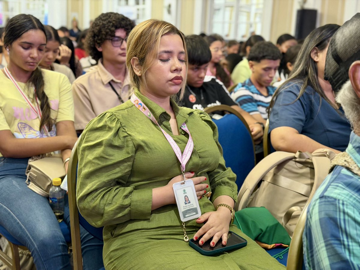 AnaMariaAljure's tweet photo. Qué bonito ver a tantas personas reunidas para hablar, escuchar y reflexionar sobre algo tan humano como nuestras emociones. ❤️‍🩹

En el II Foro de Salud Mental, Abraza tus Emociones, recordamos que cuidar nuestra mente también es cuidar nuestra vida. Gracias a @PLinero y al doctor Arnaldo Canales por acompañarnos y abrir conversaciones tan necesarias sobre la importancia de pedir ayuda.🙏🏻

Que nadie se sienta solo. Que hablar sea siempre una posibilidad y que escuchar también sea una forma de cuidar. En #Barranquilla contamos con #ChatLemos, un canal cercano y sin barreras para encontrar orientación y acompañamiento 24/7. Línea de atención 👉🏻 https://t.co/WIBSsVJevt