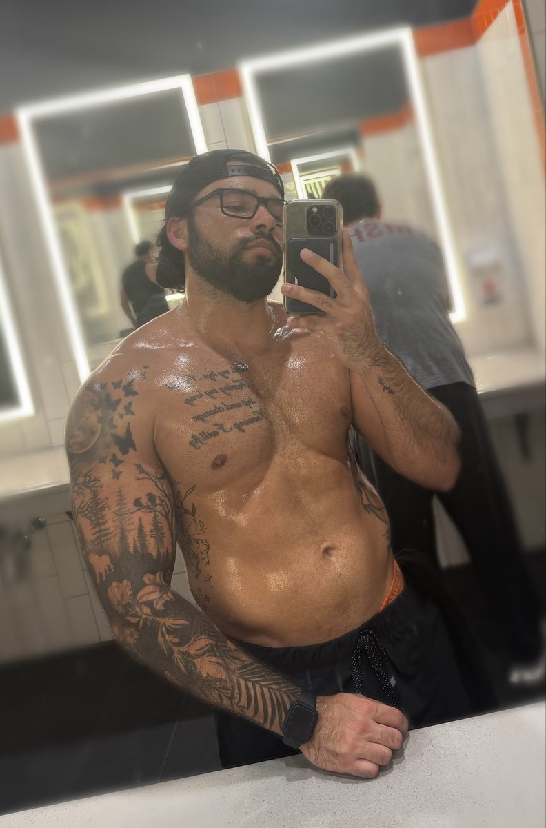 hopefulromcom's tweet photo. Post work workout. 🏋🏽 #gymlife #sweat https://t.co/h4GwtRLrDn