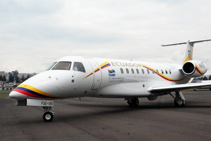 MemesDelMijinOr's tweet photo. Una fuente muy confiable me cuenta que el avión presidencial nadie quiere comprarlo por el fuerte olor a mierda y semen y que tuvieron que hacer exámenes de ADN a los restos encontrados y que la mierda le pertenece a Rafael Correa y el semen a Ricardo Patiño 😱 https://t.co/y87Izb4kJR