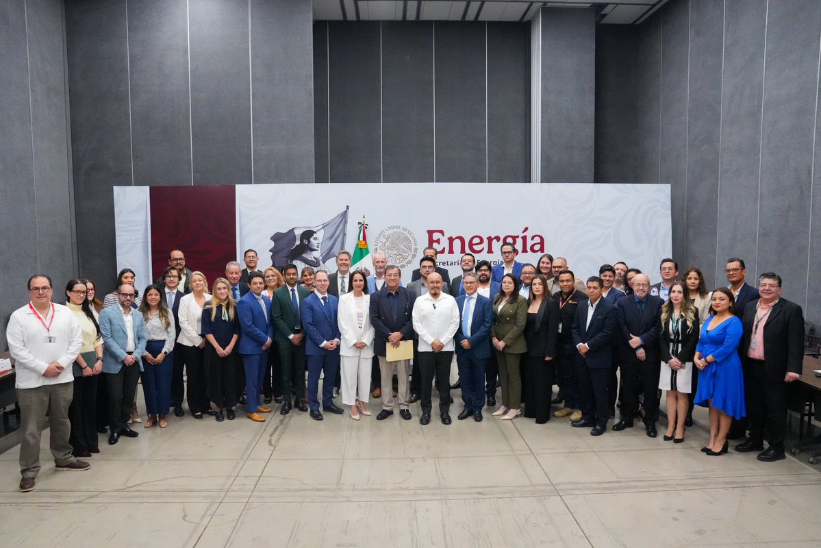 SENER_mx's tweet photo. 🇲🇽🤝🌎 Tras cinco días de diálogo e intercambio técnico, concluyeron los trabajos de la Revisión de Política Energética de México 2026 y la Revisión de Emergencia y Seguridad Energética, desarrollados con la Agencia Internacional de Energía (@IEA).
El intercambio con la AIE permitió compartir la visión de México sobre su política energética, así como sus avances, prioridades y principales retos.
Las conclusiones y recomendaciones preliminares compartidas hoy por el equipo de la AIE constituyen un insumo relevante para la siguiente etapa de la revisión y abren nuevas oportunidades para continuar el trabajo conjunto, profundizar el diálogo técnico y fortalecer la cooperación entre México y la Agencia.