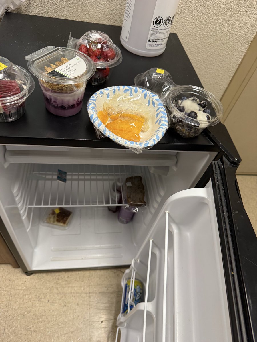 johnkioka's tweet photo. 閲覧注意⚠️

米国の病院あるある

日本人が捨てないと職場の冷蔵庫でペニシリンが培養される https://t.co/EJGQQSWSa3