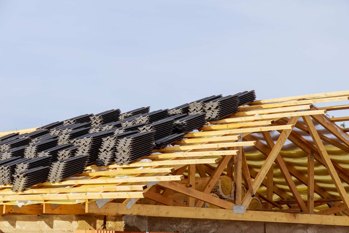 FASWindowsDoors's tweet photo. Best roof for a Florida home?
Class 4 impact-resistant shingles: 130-150 mph wind ratings at $5-8/sq ft.
Metal and tile rate up to 180 mph and skip the 15-year insurance rule, at a higher price.
Full comparison: https://t.co/pXENuVi56B
#FloridaRoofing #HurricaneSeason https://t.co/hxpbEMU1AA