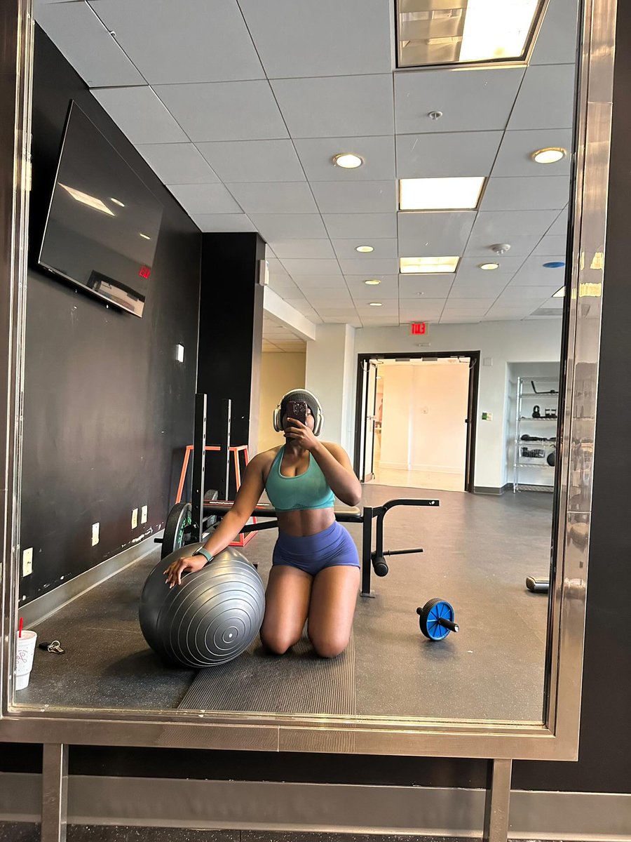 jessivca's tweet photo. Gym mirror chronicles https://t.co/lWa2Ku1yEY