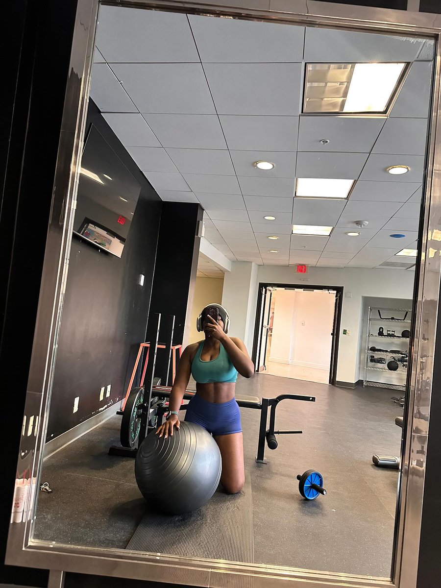 jessivca's tweet photo. Gym mirror chronicles https://t.co/lWa2Ku1yEY