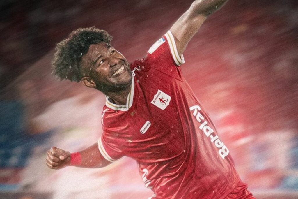 D14BL05_R0J05's tweet photo. América volvería a jugar hasta el 4 de octubre, y creo que esos días son vitales para lograr poner a punto al ecuatoriano, que 7 minutos de juego logró generar 2 opciones claras de gol.  Él merece más minutos. No pretendan tener a un goleador con esa ninguneada que le están dando https://t.co/1viYLyLnca