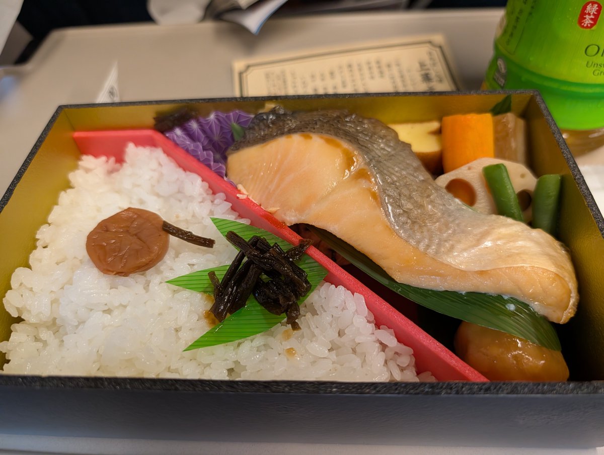 raqyex's tweet photo. 今日は以前からご縁をいただいた金沢の方々のもとへ🤗
CPですが、旅行も兼ねて(笑)
能登〜金沢かな。
朝飯はこれ！また幕の内🍱😎
天気は雨ですが、心は快晴☀金沢の皆様方、お世話になりやす😊 https://t.co/MlKVexlVYn
