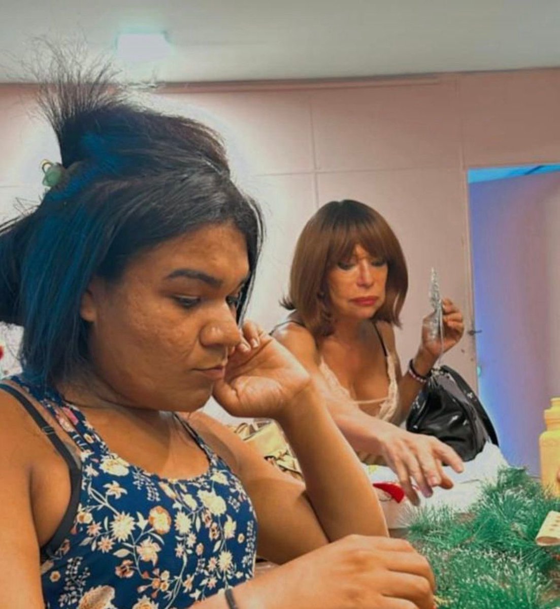 alinadurso's tweet photo. Essas travestis aqui da postagem, vem enfrentando uma dificuldade ENORME de hitar aqui nessa rede, para serem ajudadas

Precisamos muito bater o valor de 1.300 reais para ajudar as travas da casa florescer 2, nesse mês de setembro, isso ajudará custear itens urgentes

Mas nossos posts estão sendo brecados pelo algoritimo e nesses últimos dias, nos ajudem com esse valor

Pix: traviarcado@gmail.com