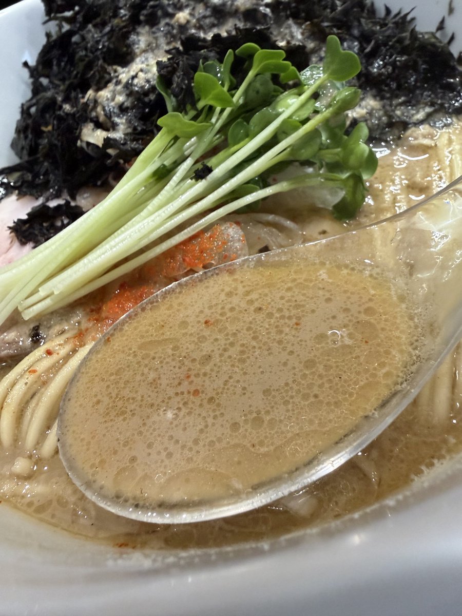 korahmen0929's tweet photo. menya787 #菊川市

秋刀魚らーめん、バラのり×2、めし

今年初のしぞーか名物焼魚らーめん🐟🍜

ほどよい焦げ臭さにザラつきを感じる濃厚秋刀魚汁🐟✨

×2のバラのりに汁吸わせまくれば最強ご飯の友の完成です🍚💕 https://t.co/VjGqdyrArJ