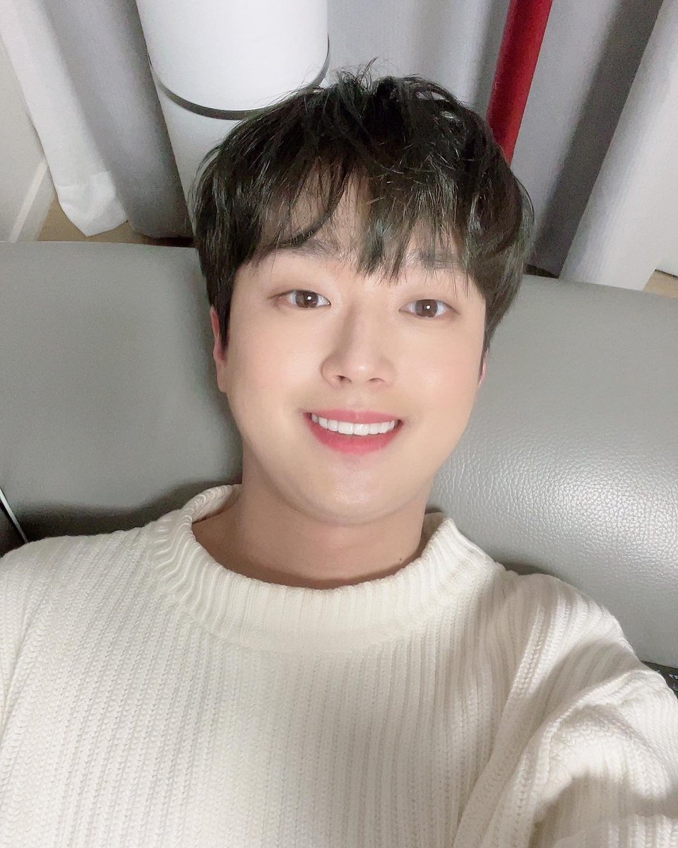ddo_raeng_e's tweet photo. 이찬원은 그럴 리 없지만 SNS에 게시물을 자주 올리면 의도치 않게 엉뚱한 논란이 생기는 경우가 있어서 너무 자주 하는 건 반대하긴 한데 그래도 너무 안 한다. 예전처럼 가끔 셀카라도 올려줘. 미운사내 보고 싶다고~🥺 https://t.co/gXgRSzTXof