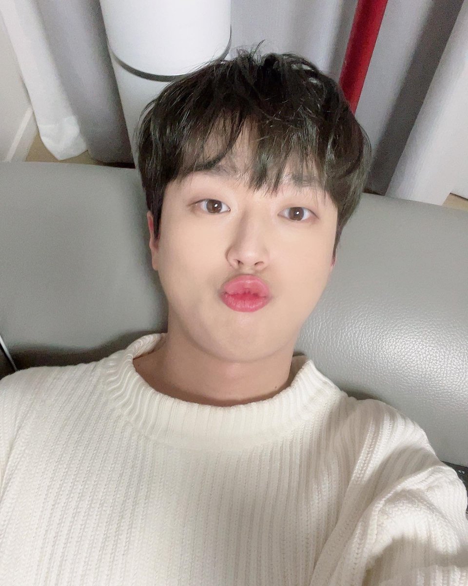 ddo_raeng_e's tweet photo. 이찬원은 그럴 리 없지만 SNS에 게시물을 자주 올리면 의도치 않게 엉뚱한 논란이 생기는 경우가 있어서 너무 자주 하는 건 반대하긴 한데 그래도 너무 안 한다. 예전처럼 가끔 셀카라도 올려줘. 미운사내 보고 싶다고~🥺 https://t.co/gXgRSzTXof
