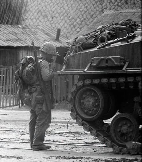 ForgottenWarPic's tweet photo. Marines fighting in the streets of Seoul, as they recapture the capital of South Korea from the North Korean communists. September 22-28, 1950 https://t.co/YMzowvGAwB