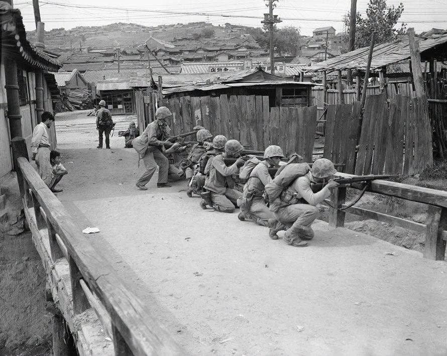 ForgottenWarPic's tweet photo. Marines fighting in the streets of Seoul, as they recapture the capital of South Korea from the North Korean communists. September 22-28, 1950 https://t.co/YMzowvGAwB