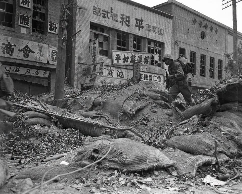 ForgottenWarPic's tweet photo. Marines fighting in the streets of Seoul, as they recapture the capital of South Korea from the North Korean communists. September 22-28, 1950 https://t.co/YMzowvGAwB