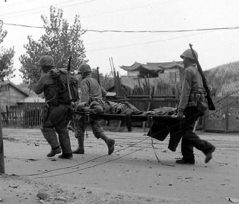 ForgottenWarPic's tweet photo. Marines fighting in the streets of Seoul, as they recapture the capital of South Korea from the North Korean communists. September 22-28, 1950 https://t.co/YMzowvGAwB