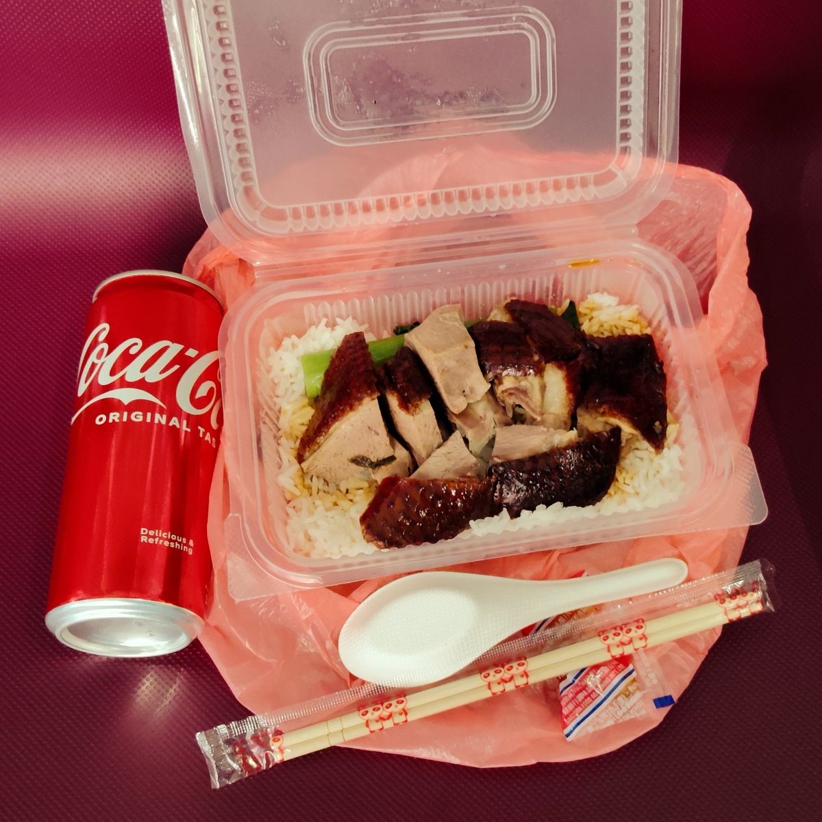 BanTinKee1's tweet photo. #香港に行ったことのない人に香港の空気を伝えよう
機場に燒味の店はある。しかし香港電影迷として香港に来たら一度は外賣燒味飯(弁当)を食わないと気が収まらぬ
だから弁当を買って機場に行き、チェックインまでに食う。このパターンにしている
日本に帰ったら食べられない燒鵝ローストグース👋 https://t.co/2tplXOGUP9