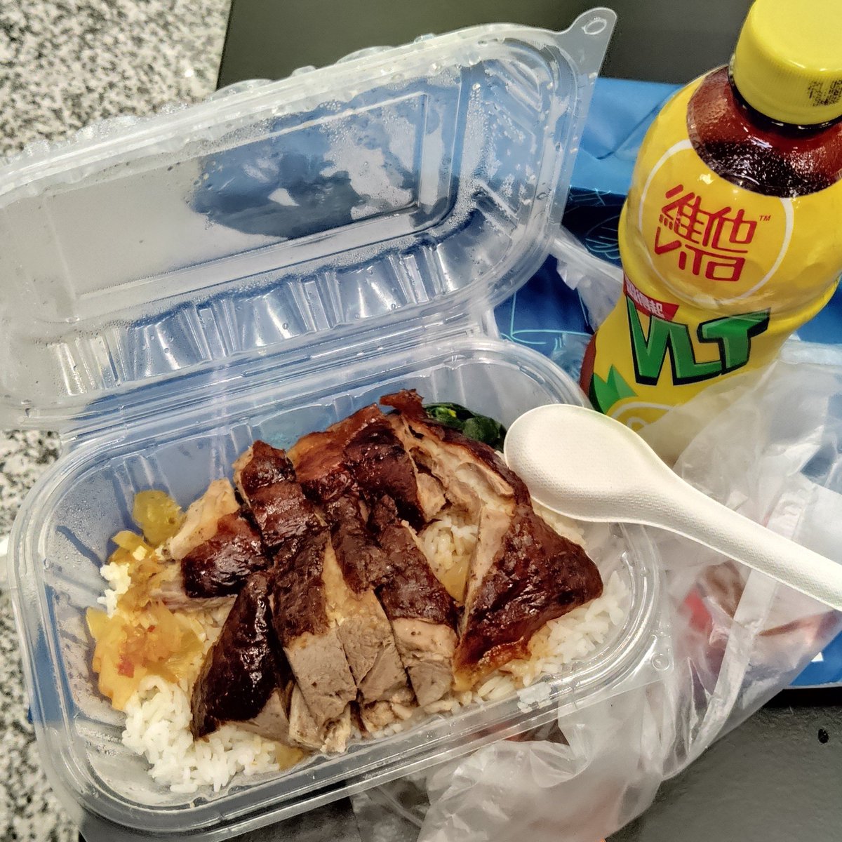 BanTinKee1's tweet photo. #香港に行ったことのない人に香港の空気を伝えよう
機場に燒味の店はある。しかし香港電影迷として香港に来たら一度は外賣燒味飯(弁当)を食わないと気が収まらぬ
だから弁当を買って機場に行き、チェックインまでに食う。このパターンにしている
日本に帰ったら食べられない燒鵝ローストグース👋 https://t.co/2tplXOGUP9