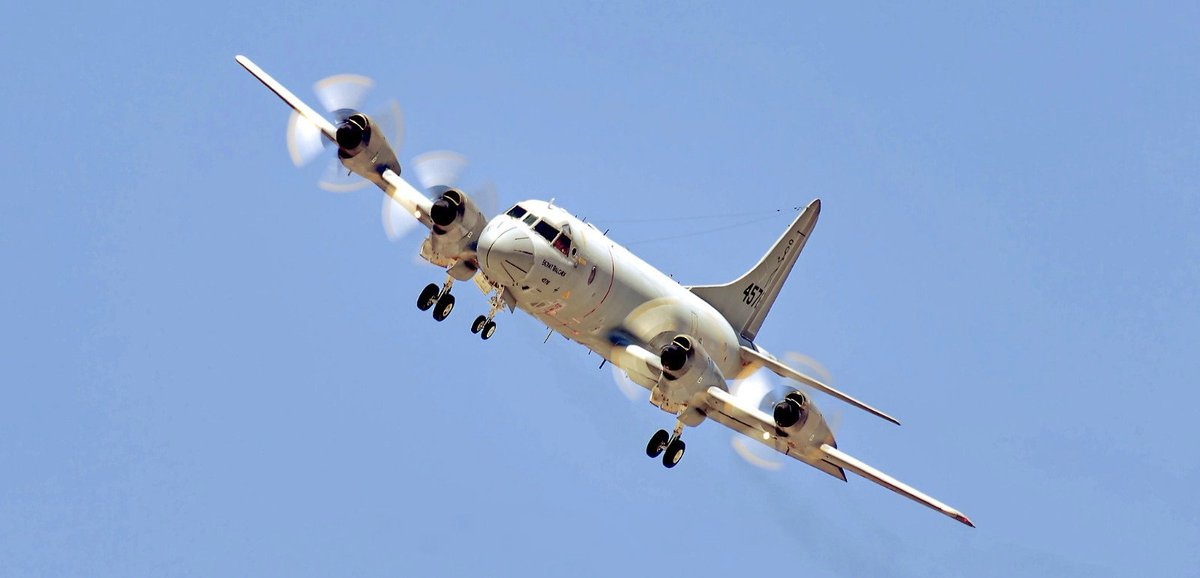 FAArgentinas's tweet photo. 🇦🇷🇺🇸🇳🇴 | CUARTO P-3 ORIÓN PARA LA ARMADA ARGENTINA 💪🇦🇷🇳🇴

El cuarto y último Lockheed P-3 Orion (ex Real Fuerza Aérea de Noruega), adquirido por el Gobierno argentino y destinado a la Escuadrilla Aeronaval de Exploración de la Armada Argentina, visto días atrás durante sus vuelos de prueba en Tucson, Arizona.

Mientras el tercer P-3C Orion se encuentra actualmente en la etapa final previa a su traslado hacia la Argentina, luego de completar las tareas de inspección mayor PMI (Planned Maintenance Interval), su puesta en servicio y el proceso de repintado, el cuarto y último P-3 Orion ya comenzó los vuelos de prueba antes de su traslado a las instalaciones de MHD-Rockland, en el aeropuerto de Keystone Heights, Florida.

Allí se le realizarán los trabajos de inspección mayor PMI (Planned Maintenance Interval) y puesta en servicio, como paso previo a su traslado en vuelo hacia la Argentina. A diferencia de los otros ejemplares incorporados, este corresponde a la versión P-3N Orion (ex 4576 “Bernt Balchen”).

Cabe recordar que esta unidad forma parte de los cuatro Lockheed P-3 Orion incorporados por la Armada Argentina. Tres corresponden a la versión P-3C —de los cuales aún resta entregar el tercero—, configurada específicamente para misiones de patrulla marítima y guerra antisubmarina (ASW), mientras que el restante es un P-3N, orientado principalmente a tareas de búsqueda y rescate (Search and Rescue – SAR).

Con hasta 12 horas de autonomía y un amplio radio de acción, estas aeronaves refuerzan significativamente la capacidad de exploración, vigilancia y control del Atlántico Sur y de los espacios marítimos de interés nacional.

📸 Paul Larson

@JMilei
@TGCarlosPresti 
@MinDefensa_Ar 
@Armada_Arg 
@EmbajadaEEUUarg 
@pldocmd 
@Forsvaret_no 
@LockheedMartin 
@MHDROCKLAND 
@NoruegaenARG
@EmbNorArg
@ARGinNORWAY
@GiacominoClau