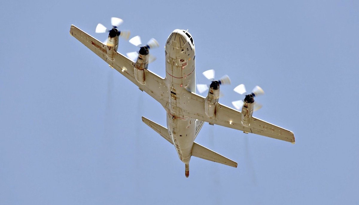 FAArgentinas's tweet photo. 🇦🇷🇺🇸🇳🇴 | CUARTO P-3 ORIÓN PARA LA ARMADA ARGENTINA 💪🇦🇷🇳🇴

El cuarto y último Lockheed P-3 Orion (ex Real Fuerza Aérea de Noruega), adquirido por el Gobierno argentino y destinado a la Escuadrilla Aeronaval de Exploración de la Armada Argentina, visto días atrás durante sus vuelos de prueba en Tucson, Arizona.

Mientras el tercer P-3C Orion se encuentra actualmente en la etapa final previa a su traslado hacia la Argentina, luego de completar las tareas de inspección mayor PMI (Planned Maintenance Interval), su puesta en servicio y el proceso de repintado, el cuarto y último P-3 Orion ya comenzó los vuelos de prueba antes de su traslado a las instalaciones de MHD-Rockland, en el aeropuerto de Keystone Heights, Florida.

Allí se le realizarán los trabajos de inspección mayor PMI (Planned Maintenance Interval) y puesta en servicio, como paso previo a su traslado en vuelo hacia la Argentina. A diferencia de los otros ejemplares incorporados, este corresponde a la versión P-3N Orion (ex 4576 “Bernt Balchen”).

Cabe recordar que esta unidad forma parte de los cuatro Lockheed P-3 Orion incorporados por la Armada Argentina. Tres corresponden a la versión P-3C —de los cuales aún resta entregar el tercero—, configurada específicamente para misiones de patrulla marítima y guerra antisubmarina (ASW), mientras que el restante es un P-3N, orientado principalmente a tareas de búsqueda y rescate (Search and Rescue – SAR).

Con hasta 12 horas de autonomía y un amplio radio de acción, estas aeronaves refuerzan significativamente la capacidad de exploración, vigilancia y control del Atlántico Sur y de los espacios marítimos de interés nacional.

📸 Paul Larson

@JMilei
@TGCarlosPresti 
@MinDefensa_Ar 
@Armada_Arg 
@EmbajadaEEUUarg 
@pldocmd 
@Forsvaret_no 
@LockheedMartin 
@MHDROCKLAND 
@NoruegaenARG
@EmbNorArg
@ARGinNORWAY
@GiacominoClau