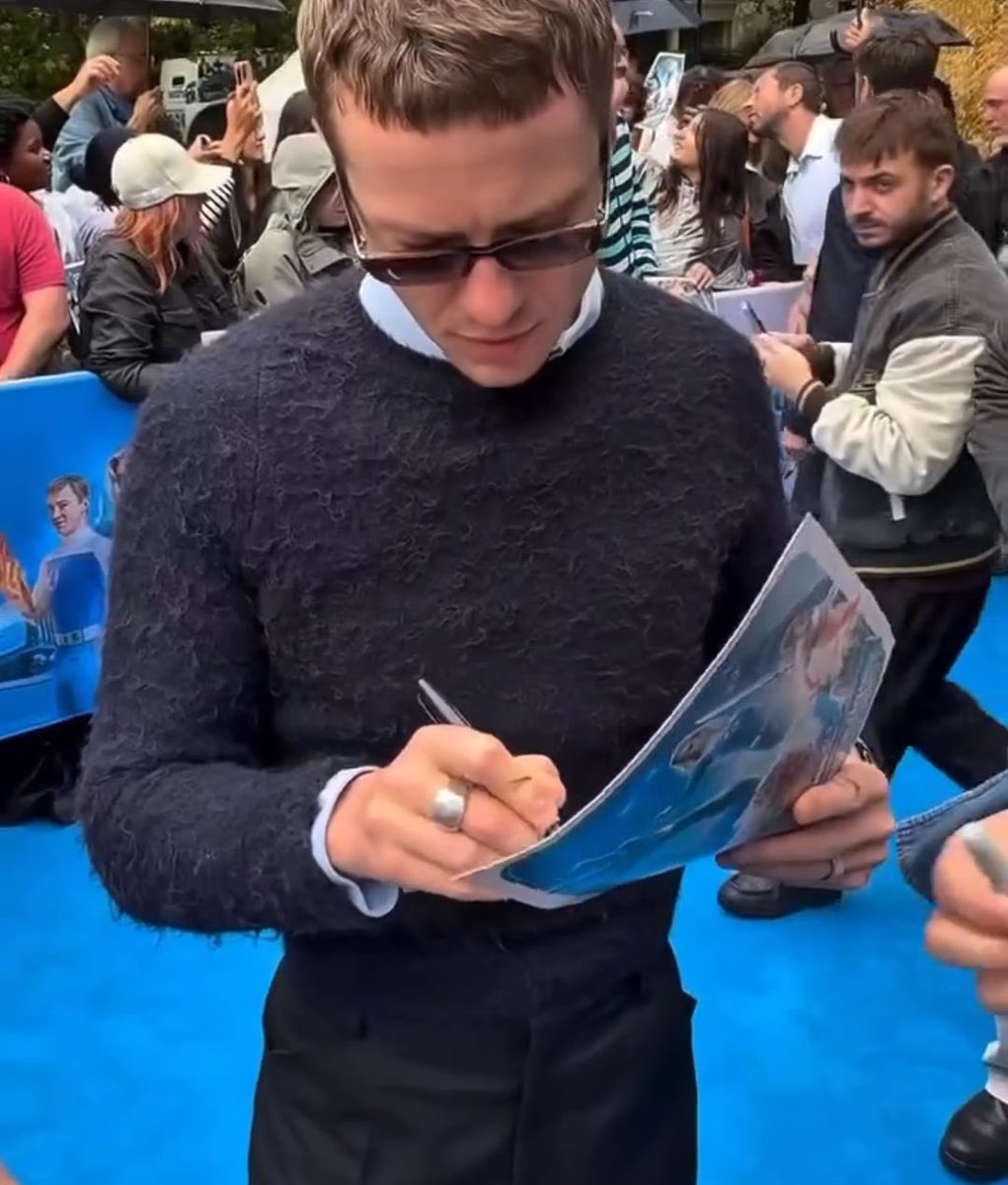 munsonsrings's tweet photo. He was giving such "Professor Quinn" vibes with this fit😩🥵🤤 https://t.co/1wocWYQ2Yi
