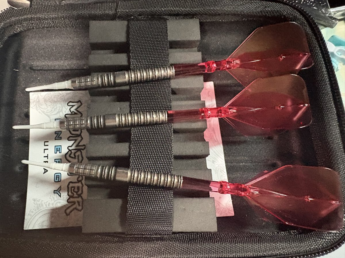 darts398's tweet photo. 昨日は大学終わりにエスダーツさんで買ったエルシステムを受け取りながらがちゃこさんのプレイヤーデーに初参加！
凄く大勢の方が参加されていて本当に人気すぎでした…！1回しか投げれなかったけど乾杯一緒にしていただけて嬉しい限り…
ありがとうございました！
@gachako113 https://t.co/qyFB7U50b9