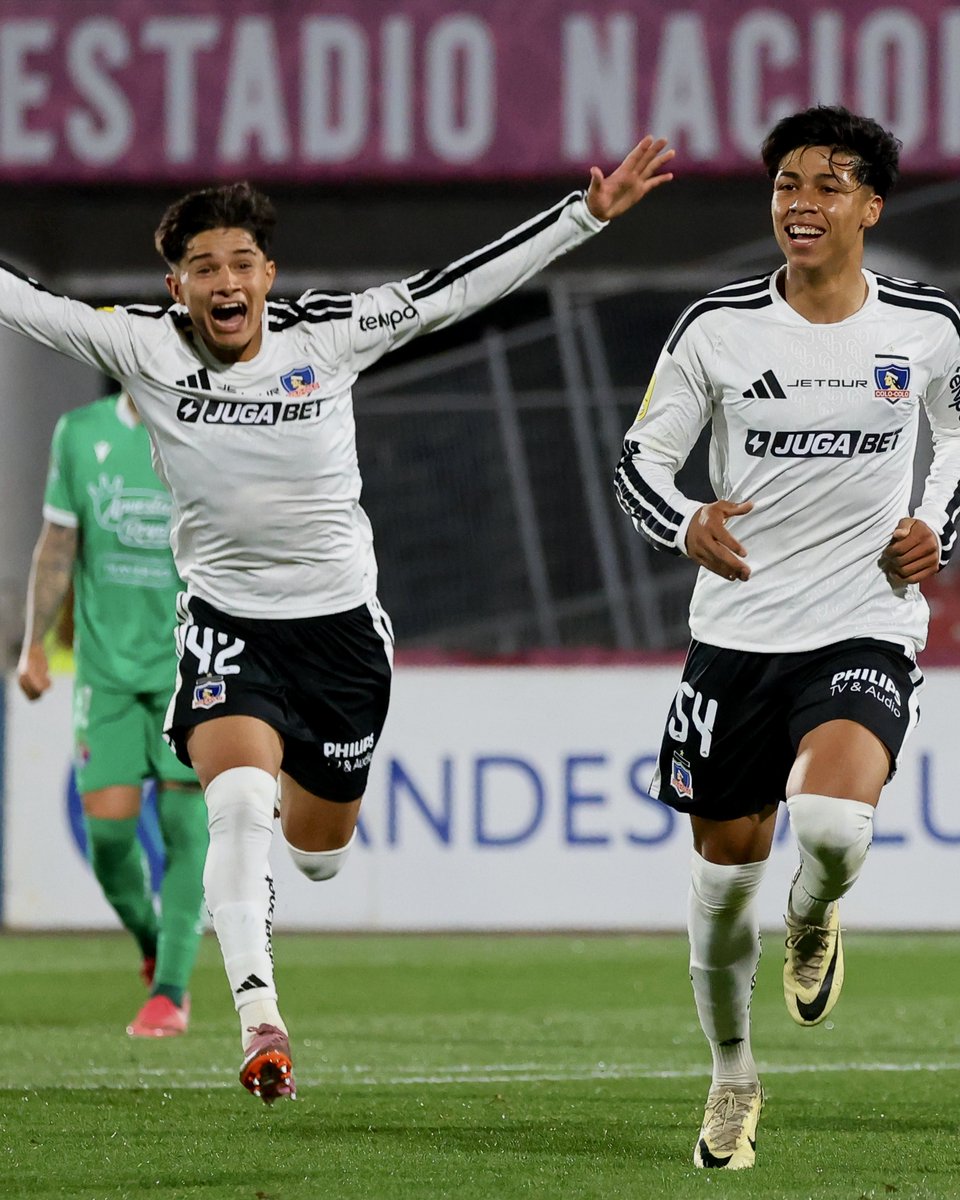 DiegoConstanzo's tweet photo. Gedeón Moisés Diaz Barreto y su primer gol en el profesionalismo con Colo-Colo.

¿El más feliz? Su amigo Cristian Diaz.

LA CANTERA ALBA. https://t.co/i2OqMB9BTI