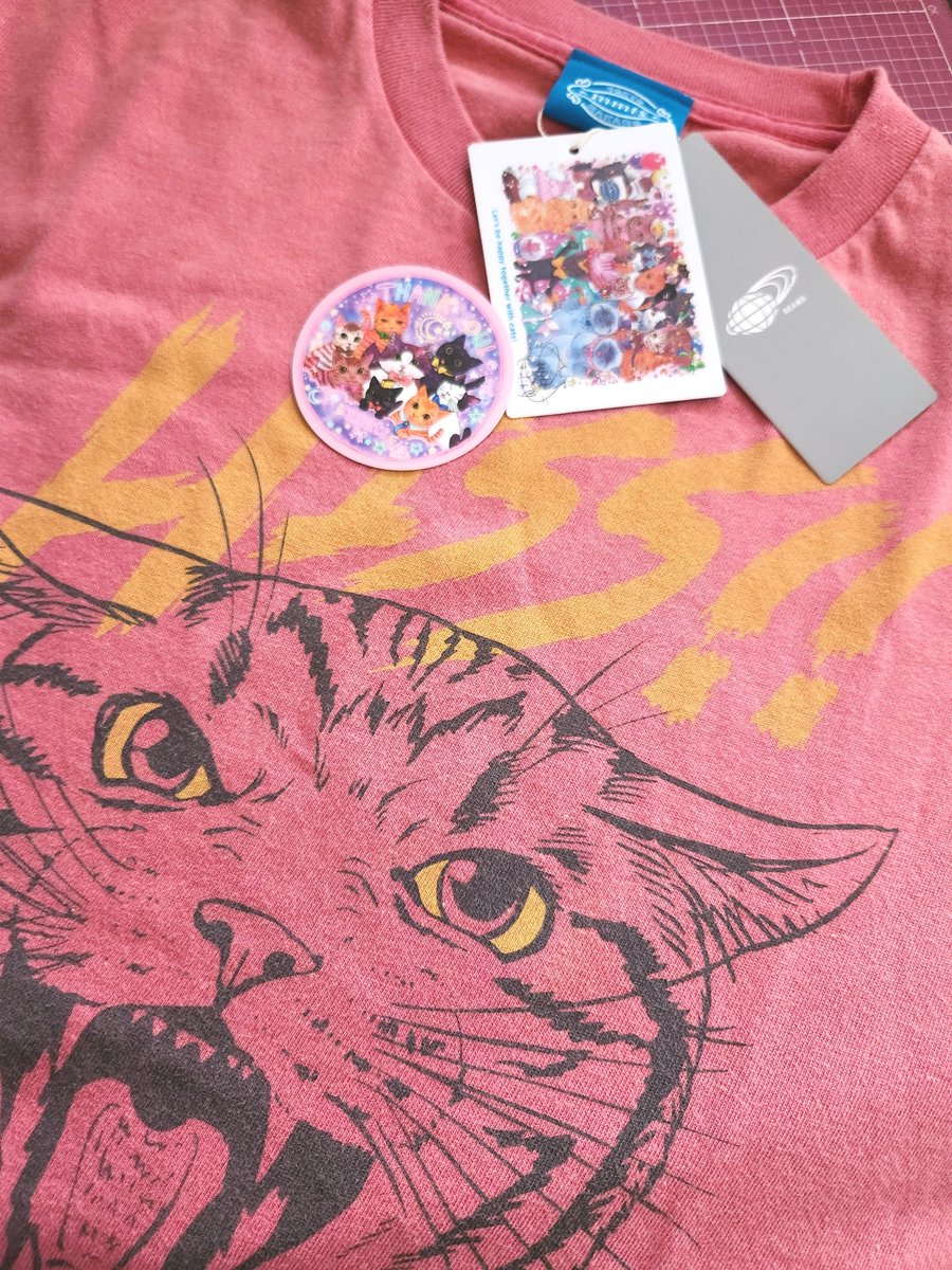kikisn00py's tweet photo. 【ノベルティ対象】 HISS TシャツのPINK
届きました😻✨
しょこたんが描いた猫ちゃんイラストがフロントとバックにプリントされてる😸シャーッ！！
ヴィンテージっぽさがあっていいね👍️
WHITEもあるよ！おすすめです！

ノベルティのステッカーは激カワ💕

#mmts 
#しょこたん https://t.co/SMpSOOwOXk