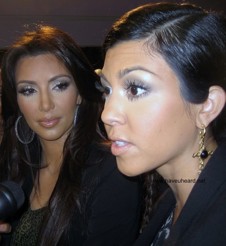 DEARGlGl's tweet photo. been watching keeping up with the kardashians and it reminded me how amazing their makeup looked back then https://t.co/tuVANZAwzr