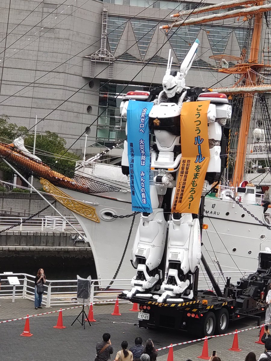 Entammy2's tweet photo. パトレイバーのデッキアップ見てきました。ガンダムより小さいけど、小回りが利いていいよね。 https://t.co/l7Am4UpVMo