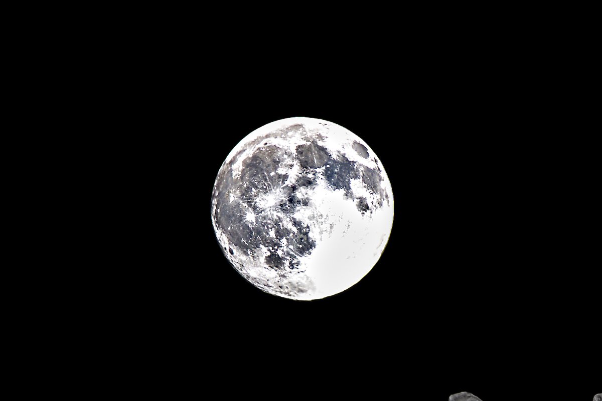 Antny_Amp's tweet photo. Tonight's moon at 1/200 and 1/320 shutter speeds. The difference in light taken in a fraction of a second is crazy. https://t.co/rheolmhBxF