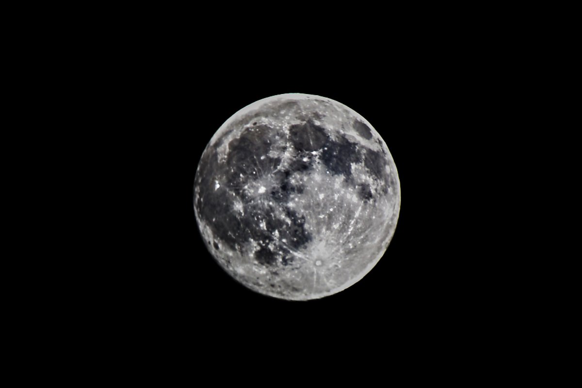 Antny_Amp's tweet photo. Tonight's moon at 1/200 and 1/320 shutter speeds. The difference in light taken in a fraction of a second is crazy. https://t.co/rheolmhBxF