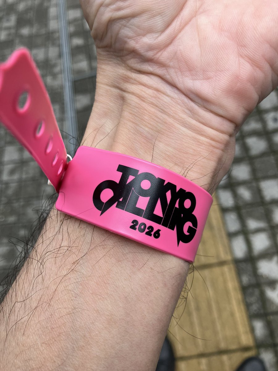 Gdur3D's tweet photo. ここか、祭りの場所は〜。
本日はトーキョーコーリング新宿編。リストバンド交換終えて小雨降り濡つ中待機中。
今回は非情のタイテ被りが多々見られて悩ましい。果たしてどれだけ観られるか。 https://t.co/xqTelsisfw