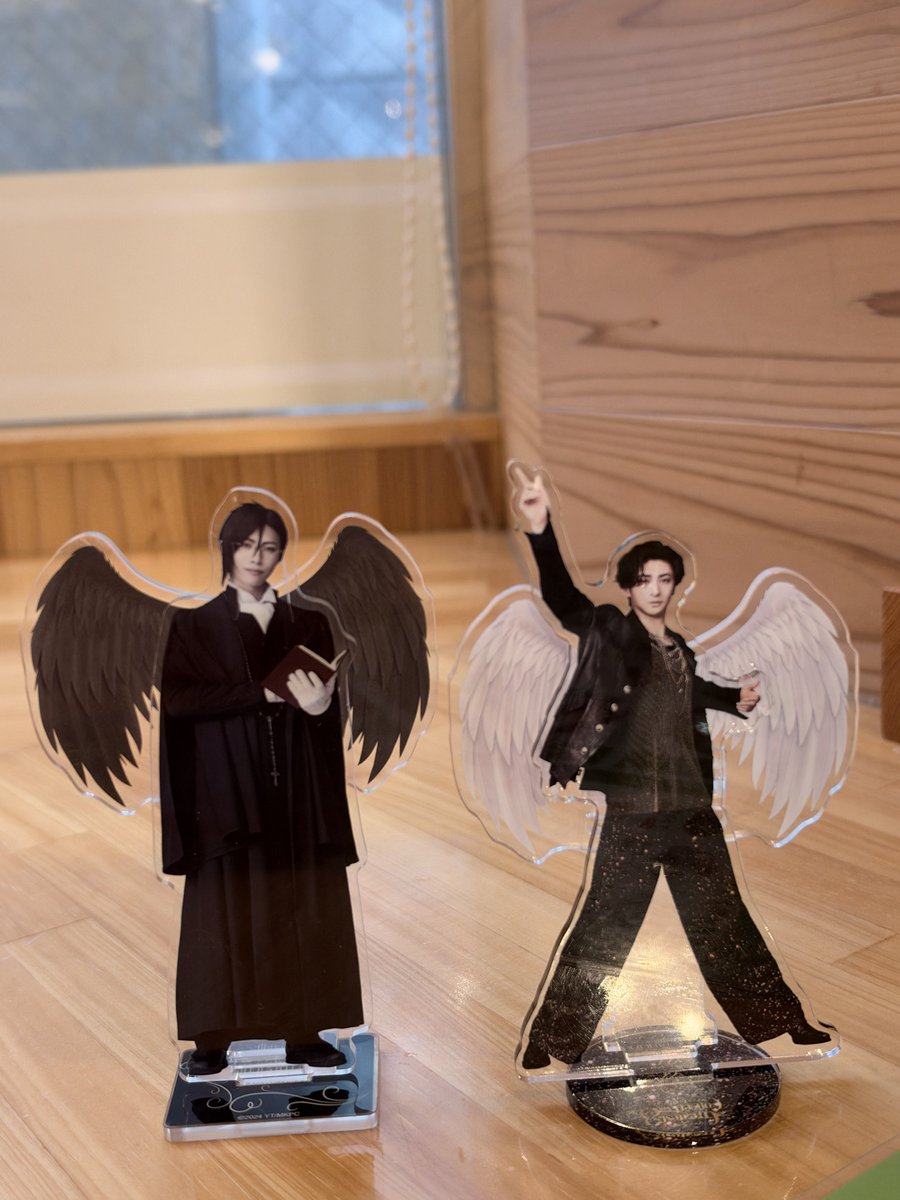 dertod_tf's tweet photo. 私は悪魔で執事ですから.....(大阪着)

黒執事アクスタデカすぎて古川さんが小さい https://t.co/GYfLqJGdoa