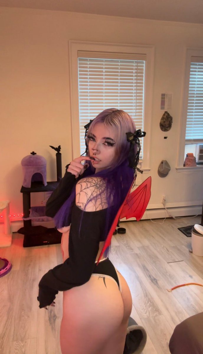 CarolineCorexx's tweet photo. these wings are becoming my personality😈🍑 https://t.co/7Id6P3CF5V