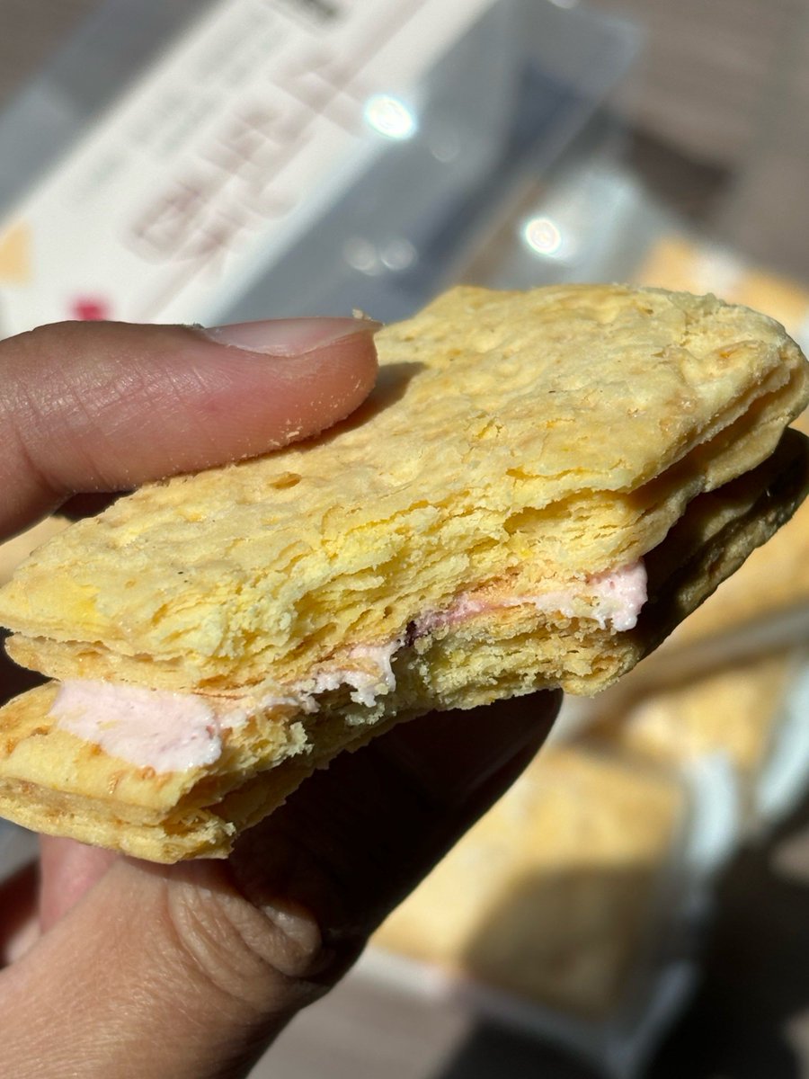 JaRutski0ez's tweet photo. Just grabbed the best salted egg yolk crispy cookies at the weekend market! Sharing the crunchy, savory-sweet joy with my snack crew today https://t.co/W08ysfowWU