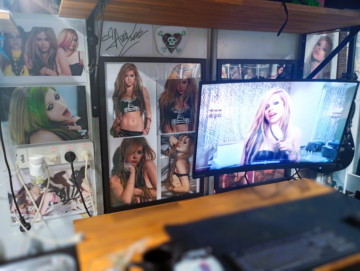 AvrilTheMFP's tweet photo. @harbizard Gooning to Avril Lavigne https://t.co/UjkwpCuYBD