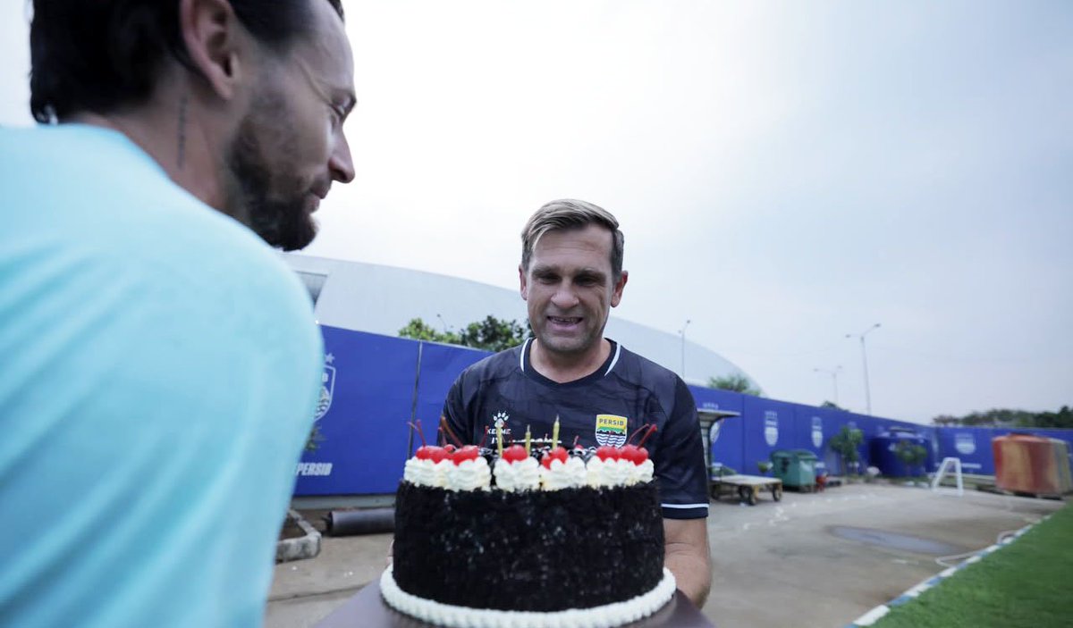 LalajoPersib's tweet photo. "Target saya adalah agar PERSIB mendapatkan hasil terbaik yang memungkinkan. Jadi, kita terus berkembang sebagai sebuah klub, dan agar setiap orang yang melihat PERSIB merasa bangga serta menjadi bagian dari sesuatu yang lebih besar," ujar Igor. https://t.co/xuFJEPUFKU