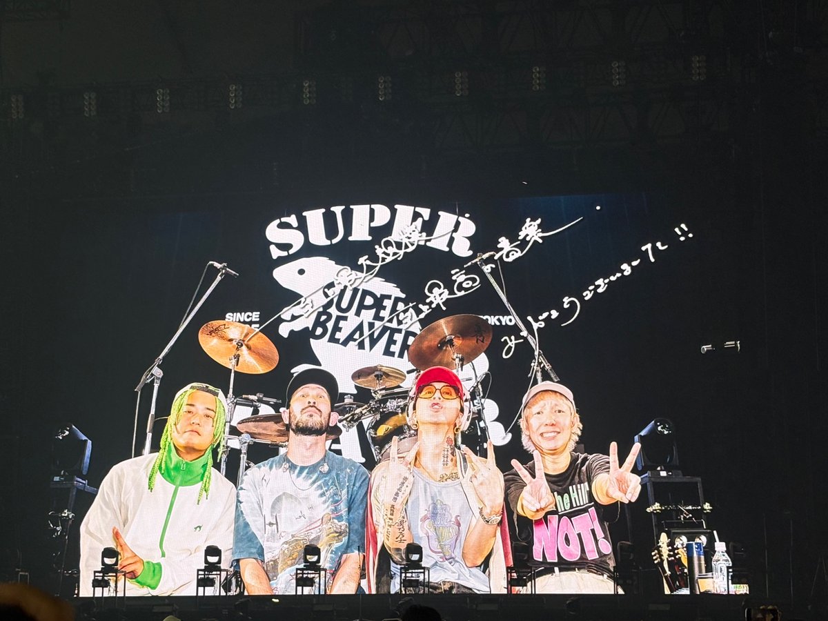 yoppeleah's tweet photo. 「もう無理だなって思った時に、お前がいたからここまで続いてきたバンドです！死ぬほど感謝してます！」
と渋谷龍太が言った想いが全ての曲に乗った、ドームがライブハウスになったSUPER BEAVERの東京ドームワンマン2日目のライブレポ。やっぱり過去最高の美しい日だった。
https://t.co/4rYaEwReG9 https://t.co/DWgJBz2erj