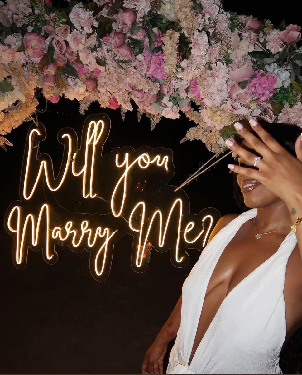 DiaryyOfCatt's tweet photo. Patiently waiting on my turn 💍🖤. https://t.co/RT8eI7kXSs