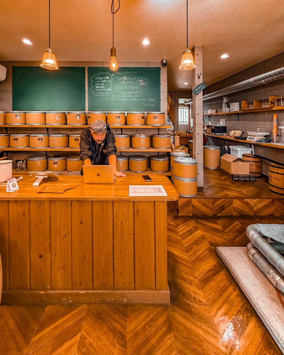 chloemooretbogk's tweet photo. Takamatsu’s central shopping arcade stretches for several kilometers. At the far end is a takeout café that roasts its own beans. Even when closed, the aroma of roasted coffee fills the entrance. I tried their cold brew made with lightly roasted https://t.co/J3OzlBYQon