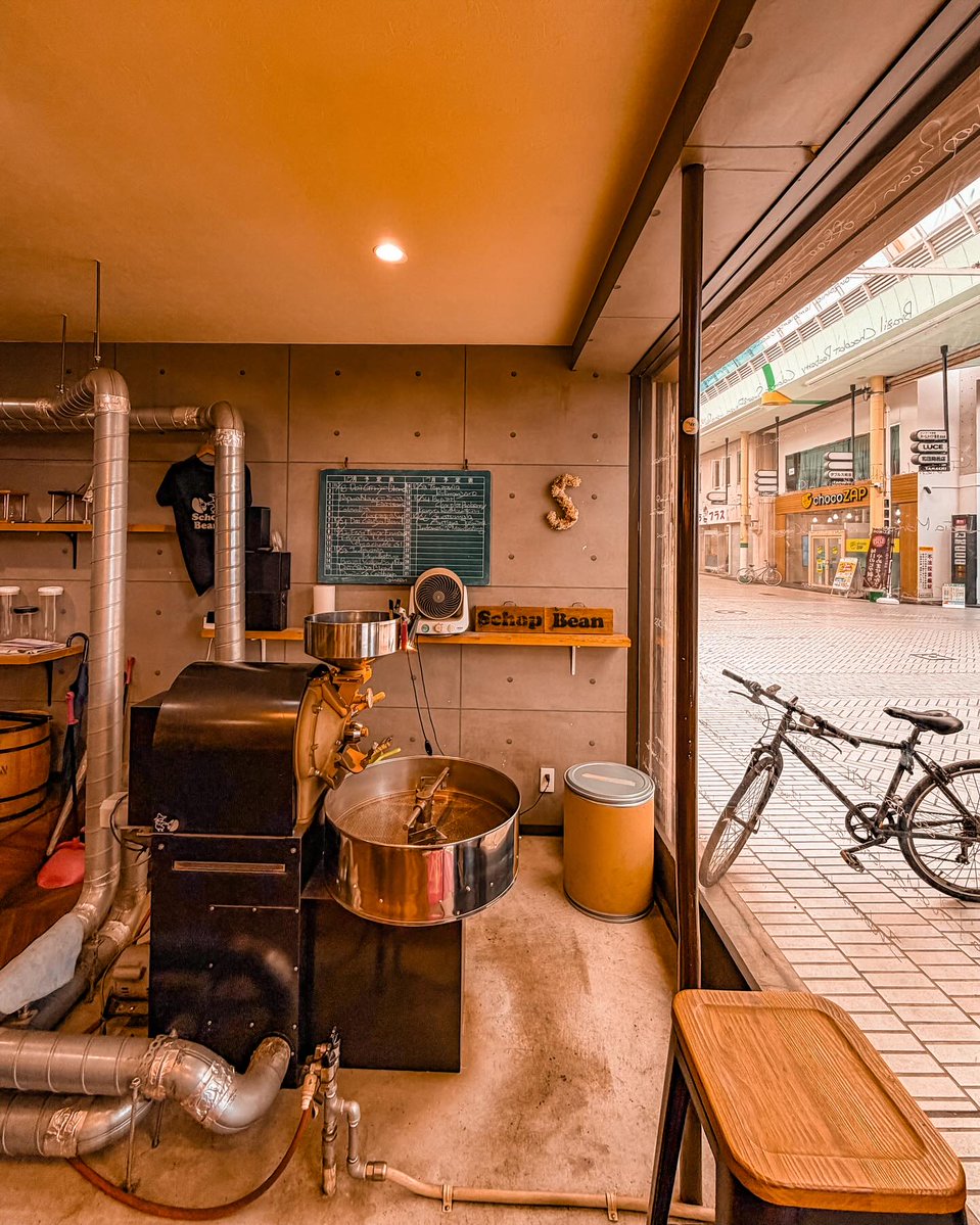chloemooretbogk's tweet photo. Takamatsu’s central shopping arcade stretches for several kilometers. At the far end is a takeout café that roasts its own beans. Even when closed, the aroma of roasted coffee fills the entrance. I tried their cold brew made with lightly roasted https://t.co/J3OzlBYQon