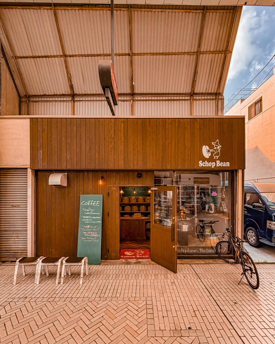 chloemooretbogk's tweet photo. Takamatsu’s central shopping arcade stretches for several kilometers. At the far end is a takeout café that roasts its own beans. Even when closed, the aroma of roasted coffee fills the entrance. I tried their cold brew made with lightly roasted https://t.co/J3OzlBYQon