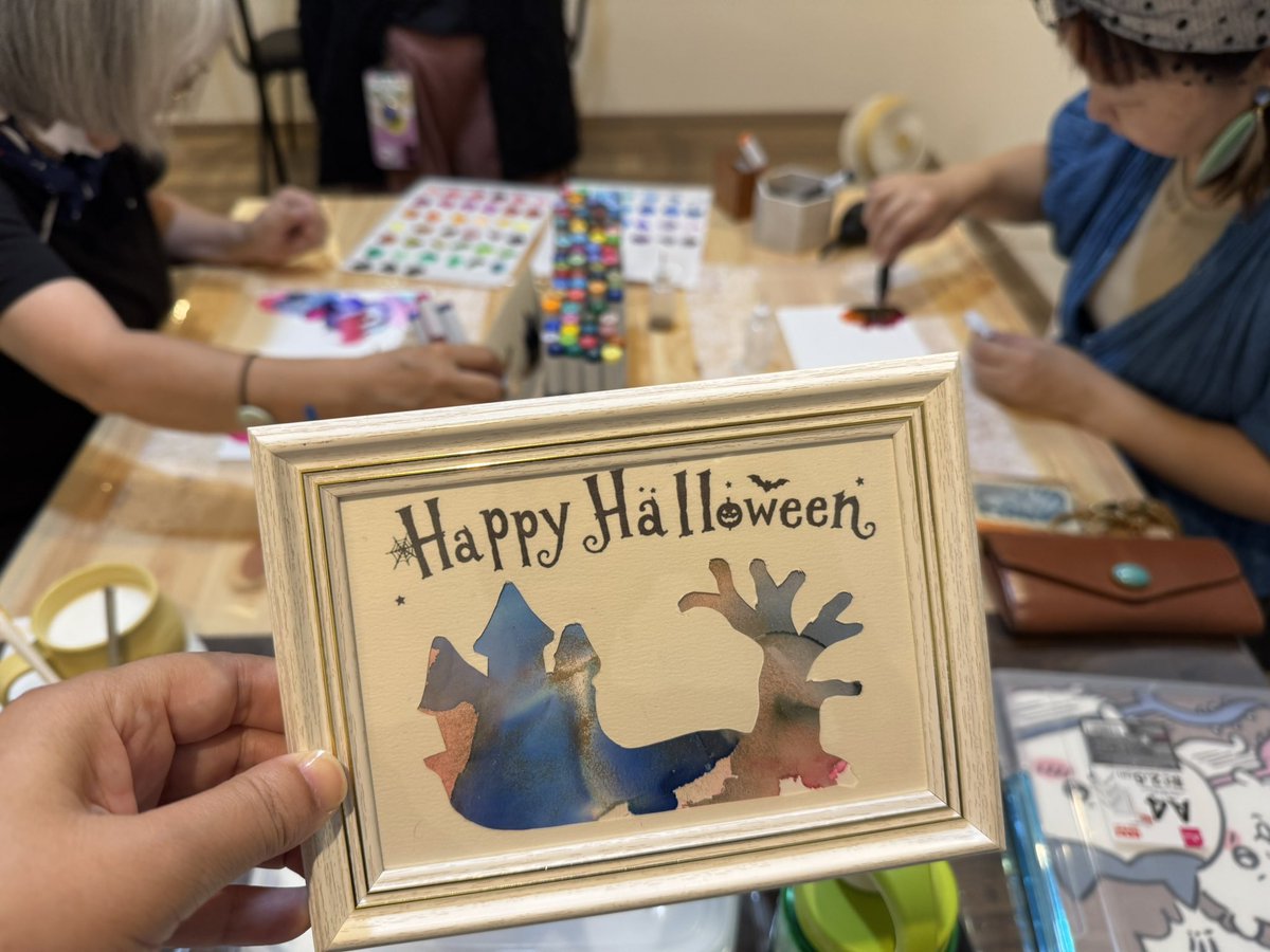soeurs_y_a's tweet photo. インクアートで作るハロウィンのポストカードワークショップスタートしました〜
雨ですが当日参加もできますので雨で予定がなくなったという方、今からでもぜひ！ https://t.co/iQzBdqO4qa