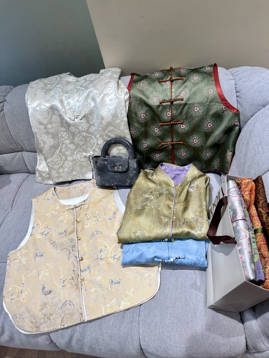 hanbeomseo81039's tweet photo. [In our grandma’s old closet, a faded generation-themed Chinese jacket (褂) with a blooming flower that’s ready to burst (绽) and faint burn (灼) marks holds warm memories by the old house (厝).]， https://t.co/jcnwZnZKbd