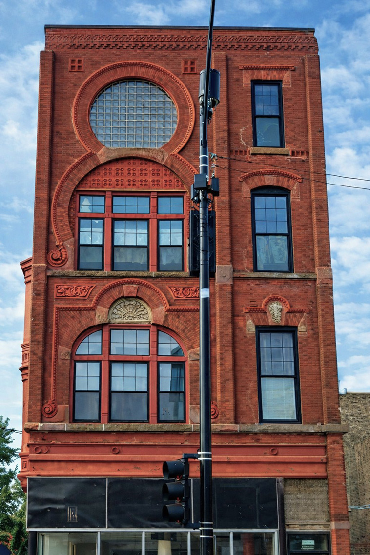 archpng's tweet photo. This is one of those Chicago buildings that makes you stop and look twice.
At 2001 W Division Street in Wicker Park, this four-story red-brick store-and-flat building dates to the late 19th century. Its façade is dominated by dramatic horseshoe-shaped arches, patterned brickwork and molded ornamental details — a reminder of how expressive brick architecture became in Chicago during this period. Reddit
The building still stands at the corner of Division Street and Damen Avenue, more than a century later.