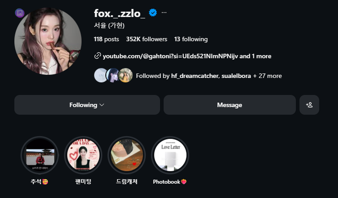 An Instagram profile page for 'fox.__zzlo' (서울 가한) showing 352K followers, with highlight covers labeled '추석', '팬미팅', '도람캐쳐', and 'Photobook'.