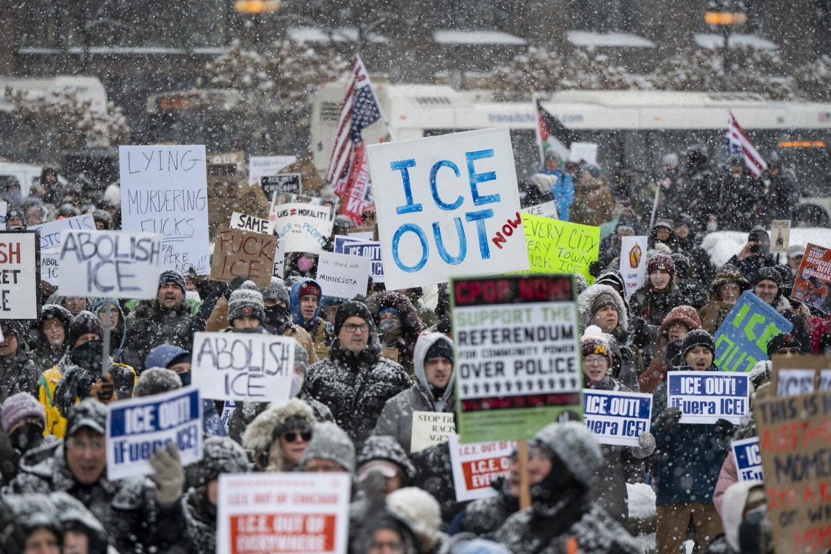TeejayMoana's tweet photo. If ICE was glorified under #Obama (#CNN even rode along as #ICE hunted illegal aliens), and if ICE is demonized today; if the man who led ICE under Obama was given an award for an outstanding job, but demonized today, then you know this anti-ICE protest is 100% pure political! https://t.co/BQ2GgyNmRa