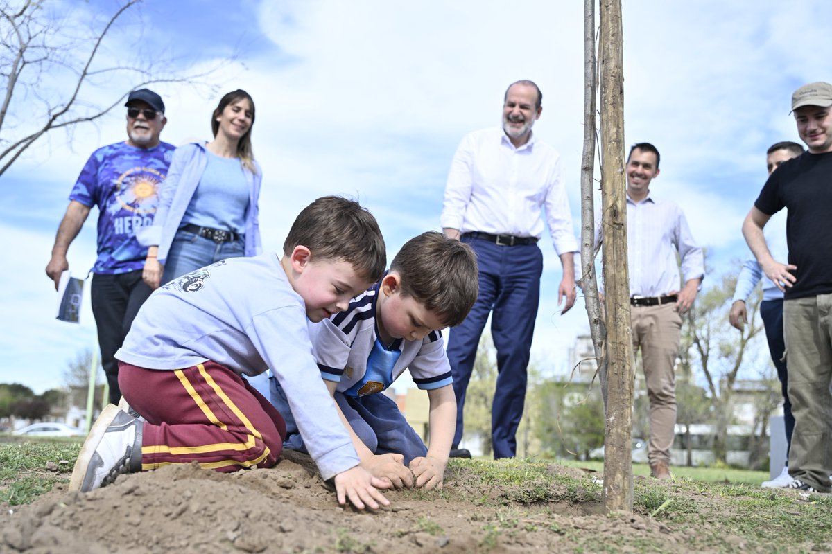 MunicipioBahia's tweet photo. En el Espacio Combatientes de Malvinas rendimos homenaje a los 44 tripulantes del ARA San Juan con una jornada de plantación de árboles.

Gracias a Unipar por los ejemplares donados y a cada vecino que se sumó.

Memoria, homenaje y compromiso con nuestra ciudad. Seguimos reverdeciendo Bahía.