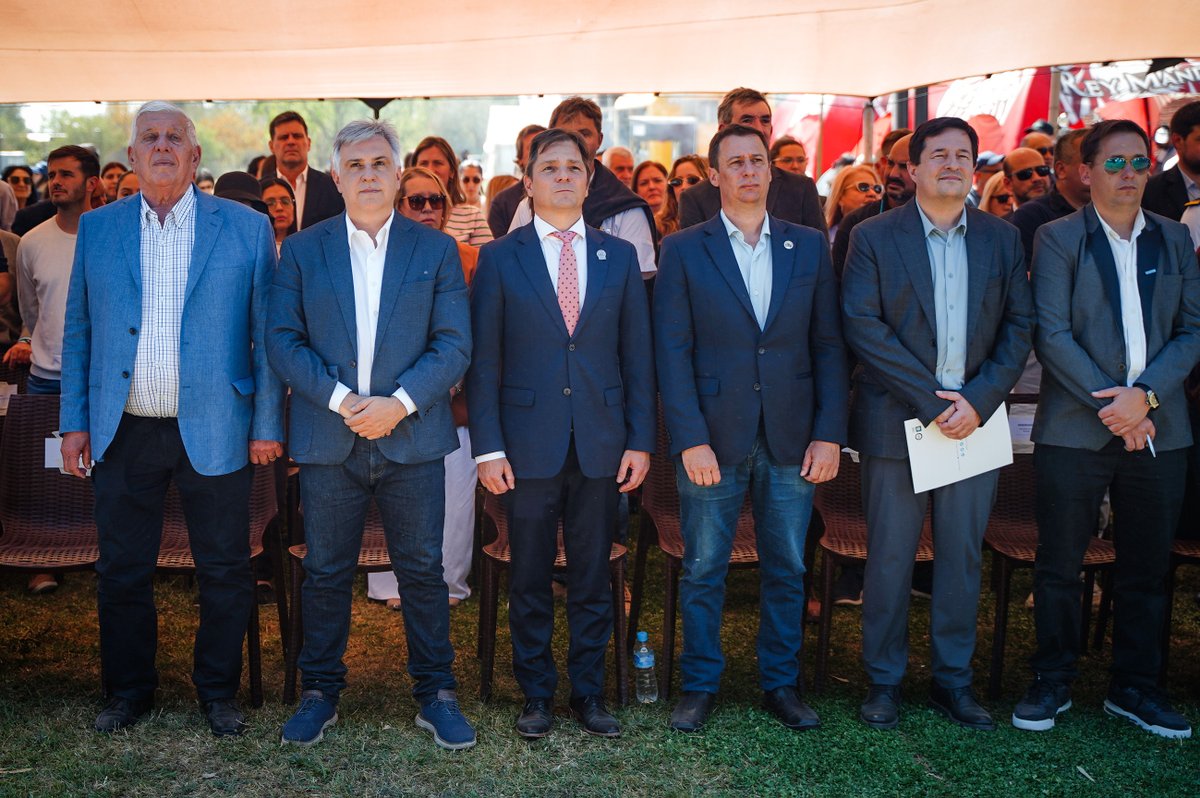 gobdecordoba's tweet photo. 👉 El gobernador @MartinLlaryora participó de la apertura de #ExpoBell 2026, la muestra rural, industrial y comercial que se desarrolla en #BellVille hasta el domingo 27 de septiembre.

🤝 El encuentro reúne a empresas, instituciones y escuelas, junto con propuestas culturales de la región.

Esta edición incorpora por primera vez un Foro Empresarial, bajo el lema Coyuntura, tendencias y perspectivas para la toma de decisiones empresariales.

#HacerParaCrecer